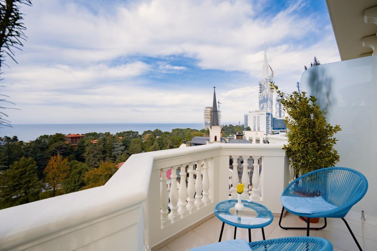 Tapis Rouge Design Boutique Hotel Батуми Екстериор снимка A balcony