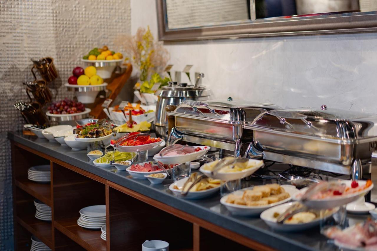 Tapis Rouge Design Boutique Hotel Батуми Екстериор снимка A buffet