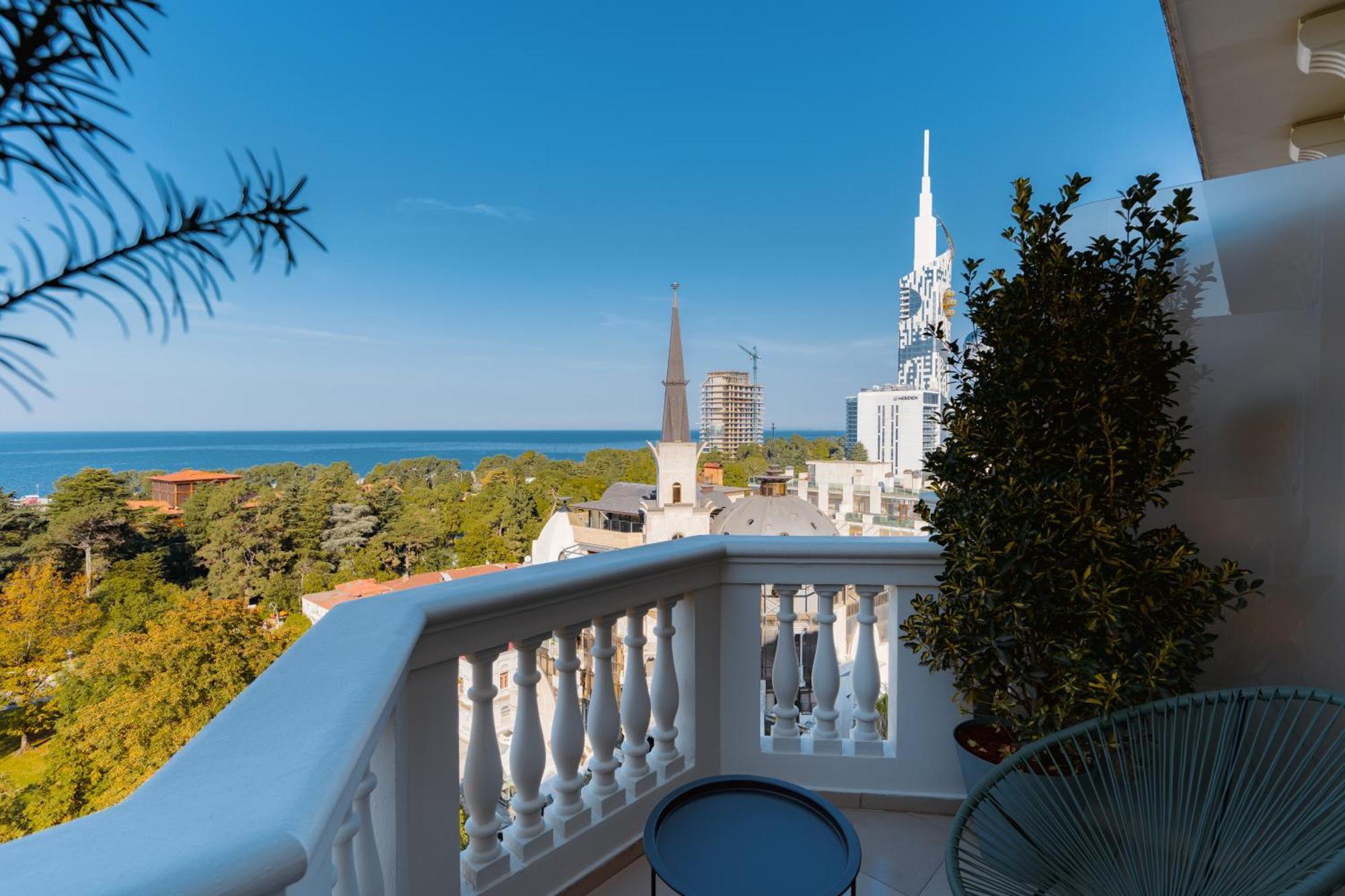 Tapis Rouge Design Boutique Hotel Батуми Екстериор снимка