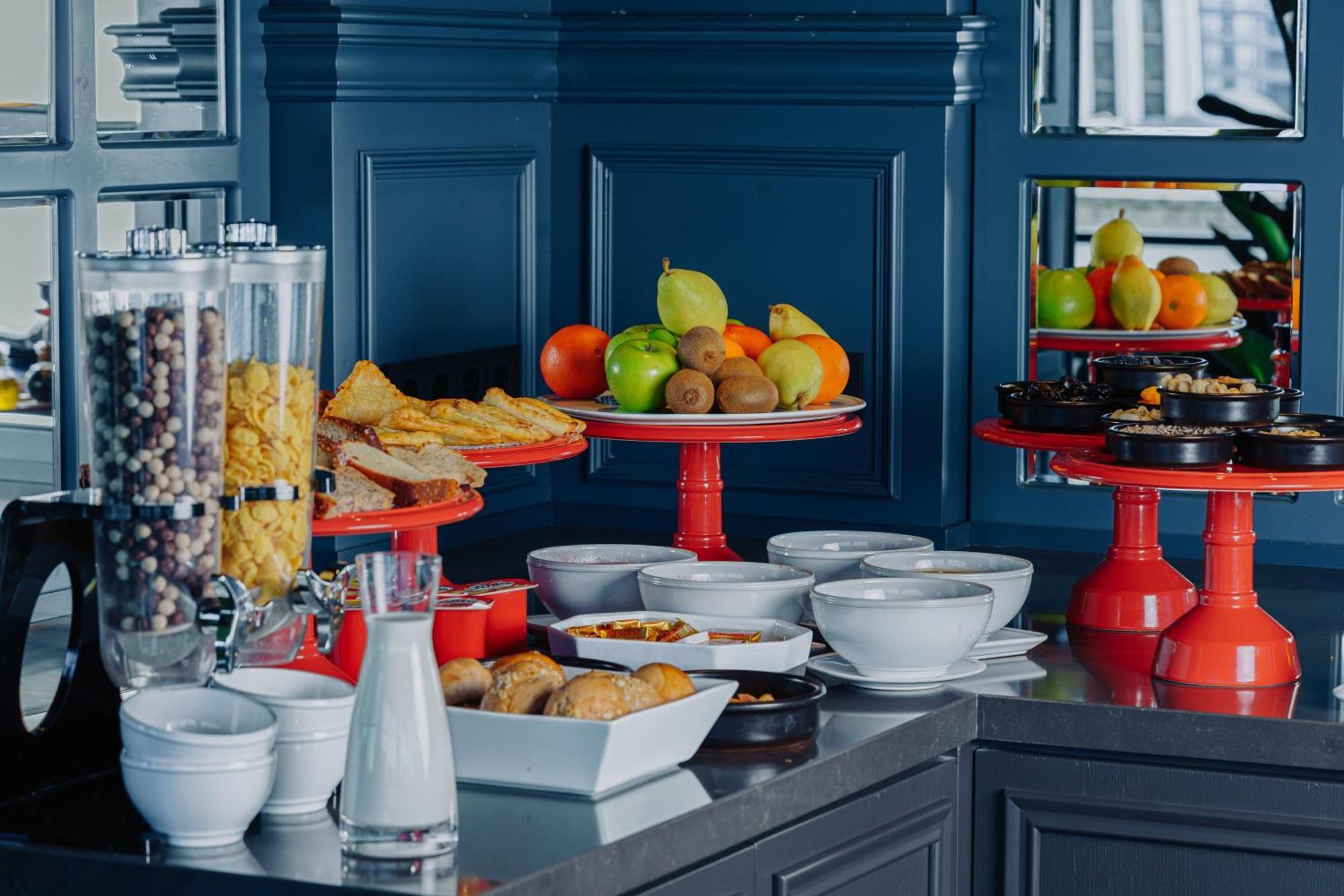 Tapis Rouge Design Boutique Hotel Батуми Екстериор снимка A breakfast buffet